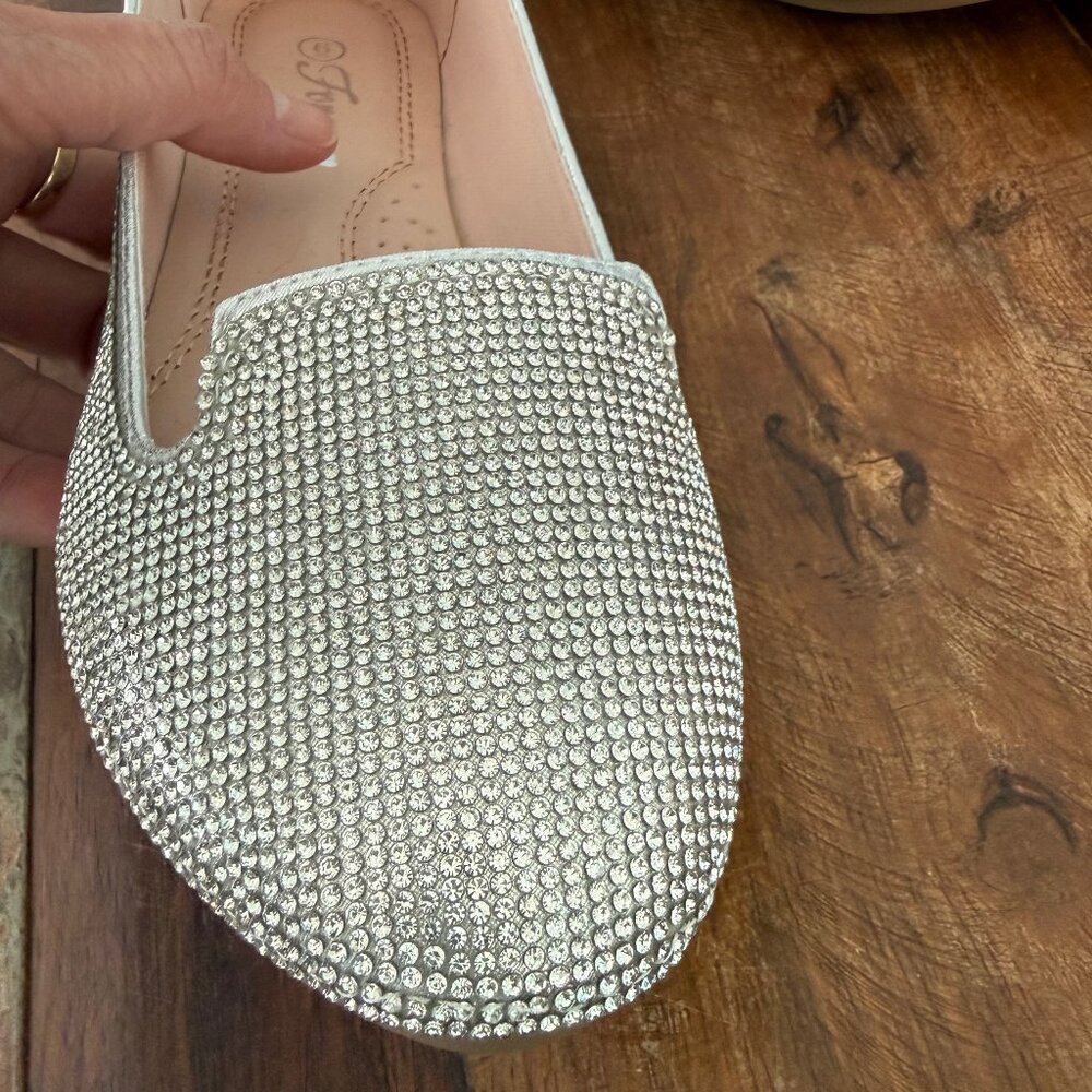NWOT Forever Comfort Silver Rhinestone Ballet Flats Size 6 - Picture 3 of 10